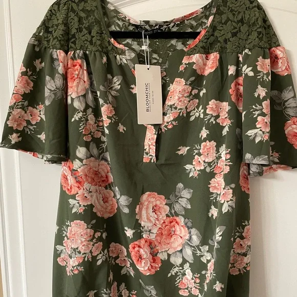 New with tags!! 🌺🌷🌺🌸 Women’s floral summer-y top. Size 14-16. - Picture 3 of 4